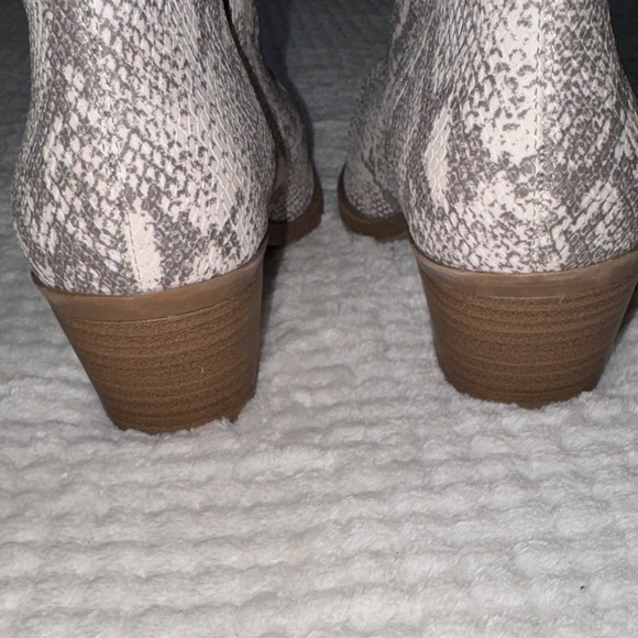 👢✨ EUC Universal Thread Snakeskin Ankle Booties | Size 7 | ✨👢 - Picture 4 of 9
